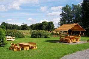Outdoor dining - Ferienhaus am Hotel mit Wellnes und Sport (Benneckenstein)