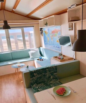 Smart TV - Cozy Beachfront Retreat with Scenic Terrace (Koudekerke)
