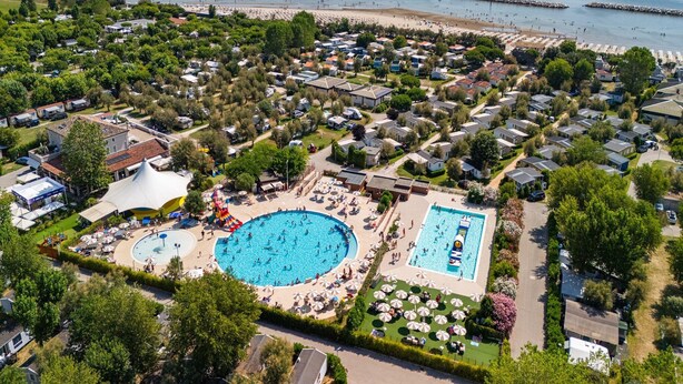Eine Vogelperspektive eines Küstenresorts mit mehreren Schwimmbecken, Zugang zum Strand und vielfältigen Unterkunftsmöglichkeiten.