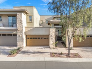 Exterior - 2-bedroom 3-bath condo in beautiful Palm Desert w/ pool & fitness ctr steps away (Palm Desert)