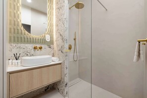 Dusche, Haartrockner, Handtücher, Shampoo