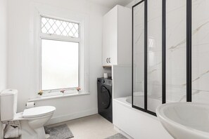 Bathroom - New! Lovely 2BR Flat in Ilford (Seven Kings)
