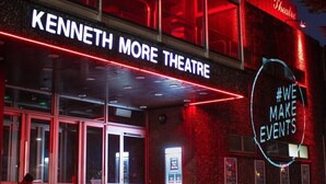 Das äußere Erscheinungsbild des Kenneth More Theatre mit Vordachschild und Hashtag-Symbol.