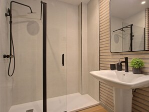 Superior Double Room | Bathroom