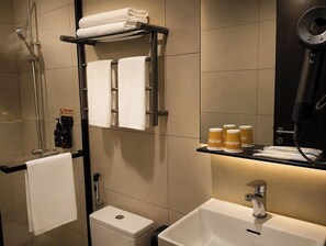 Duş, ücretsiz banyo/kozmetik ürünleri, saç kurutma makinesi, terlik 
