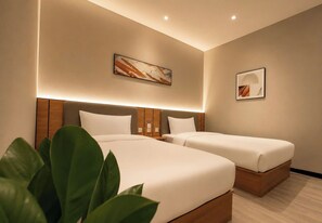 Deluxe Double Room Single Use | Minibar, desk, WiFi (free), bed sheets - Sevendays Hotel (Duc Hoa)