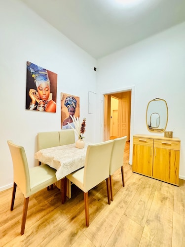 Stylish 9BR Apartment for 18 Guests