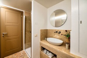 Shower, bidet, towels