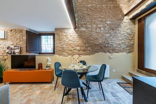 GuestHost - A cozy 62 square meters apartment, perfect for two people, located on the ground floor of a period stone building with a private entrance.The property is located in Rasiglia, a charming medieval village famous for its springs. For this reason