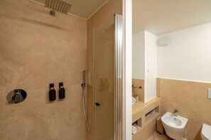 Douche, bidet, serviettes fournies