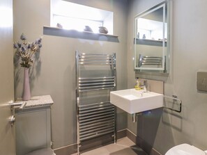 Shower - Wee Cottage: A Cozy Escape in Moffat (Moffat)