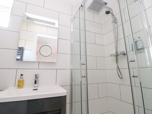 Shower - Cambrie: A Cozy Retreat in Tenby (Tenby)
