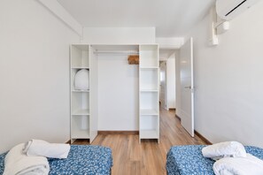 2 bedrooms, iron/ironing board, WiFi