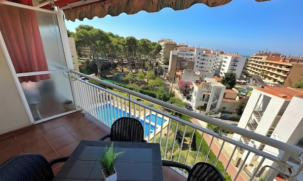 Outdoor dining - Apartment with Pool and Parking in Salou (Salou)