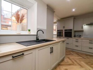 Dishwasher - 59 Moorland Road, Scarborough (Scarborough)