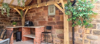 The Long Barn, Alton