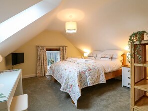 4 bedrooms, WiFi - The Long Barn, Alton (Stoke-on-Trent)