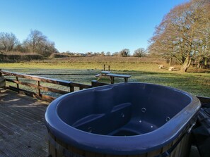 Outdoor spa tub - The Oak Hut, Whitchurch, 1 bed. (Whitchurch)