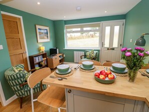 Dining - Charming Downs View Chalet in Sandown Bay (Sandown)