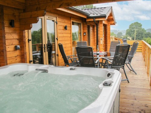 Manor Farm Lodges - Dragon Lodge, Newtown