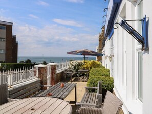 Outdoor dining - The Burleigh, Hunstanton (Hunstanton)