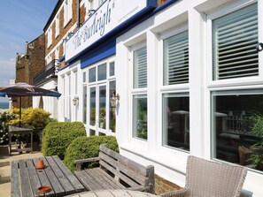 Outdoor dining - The Burleigh, Hunstanton (Hunstanton)