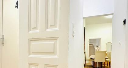 Simple Private Room Steps from Augarten
