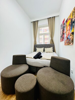 Basic Room | Iron/ironing board, free WiFi - Simple Private Room Steps from Augarten (Vienna)