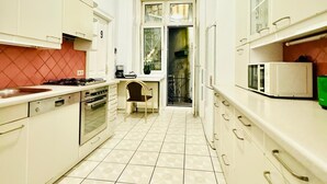 Lemari es, microwave, oven, dan kompor