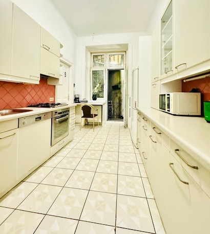 Fridge, microwave, oven, stovetop. Simple Private Room Steps from Augarten