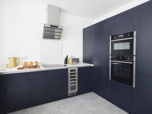 Dishwasher, high chair - 3 Ocean Walk, Cornwall, Garden (Perranporth)