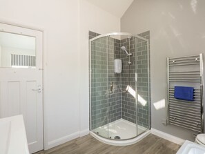 Shower - The Sir Peter Scott Lighthouse, Sutton Bridge (Spalding)