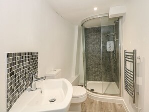 Shower - The Sir Peter Scott Lighthouse, Sutton Bridge (Spalding)