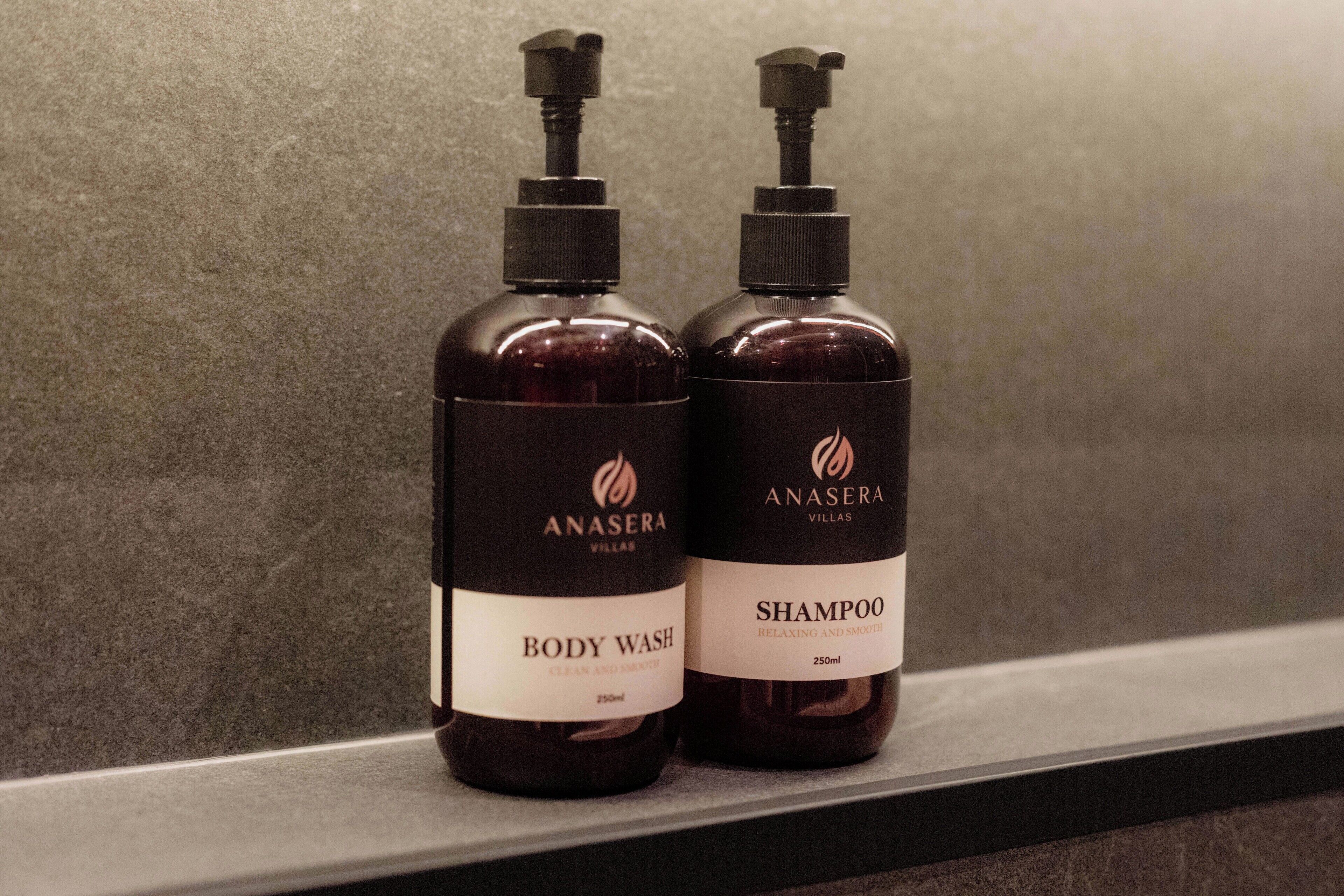 Hyllyllä on kaksi pulloa Anasera-suihkusaippuaa ja -shampoota.