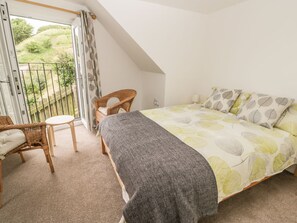 2 bedrooms, WiFi - SUNRISE: Pet-Friendly Retreat (Filey)