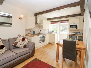 Dishwasher, high chair - Katie's Cottage, Skipton (Skipton)