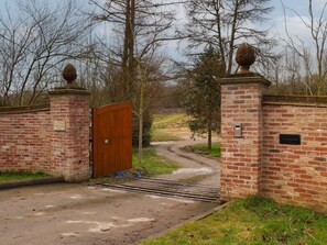 Property grounds - Beech Tree Cabin, Market Weighton (York)