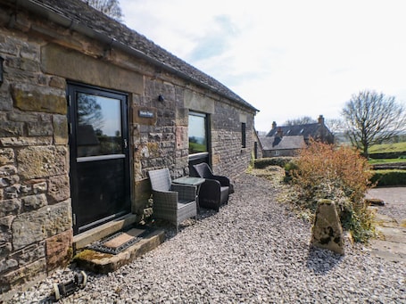 Terrace/patio. SLADE TOPS, dog friendly, woodburner, Ilam