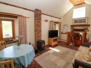Living area - SLADE TOPS, dog friendly, woodburner, Ilam (Ashbourne)
