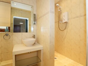 Shower - Swyn Llyr, Rhosneigr, Anglesey (Rhosneigr)