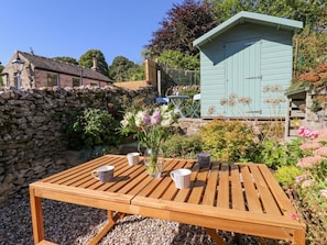 Outdoor dining - Flora Cottage, is in Tideswell (Buxton)