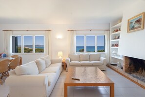 TV, fireplace - Villa with Pool Just 100 Meters from Platja del Racó (Begur)