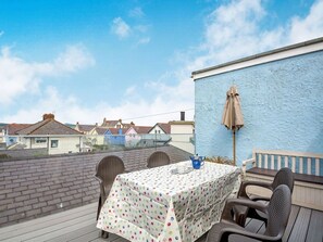 Outdoor dining - Victoria House is in Rhosneigr (Rhosneigr)