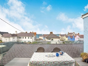 Outdoor dining - Victoria House is in Rhosneigr (Rhosneigr)