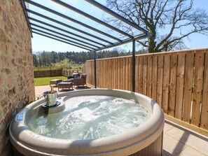 Outdoor spa tub - Woodland View, Richmond (Richmond)