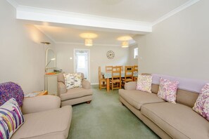 Living area - RYE HOUSE: Central Location & WiFi (Rye)