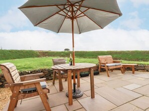 Outdoor dining - Northcott near Bude, Cornwall. (Bude)