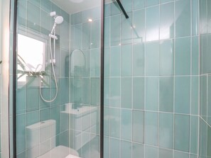 Shower - 15 Turnbull Court, Whitby (Whitby)
