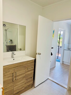 Dusche, Haartrockner, Bidet, Handtücher