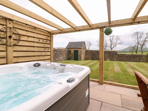 Upper Hurst Farmhouse, Hot tub